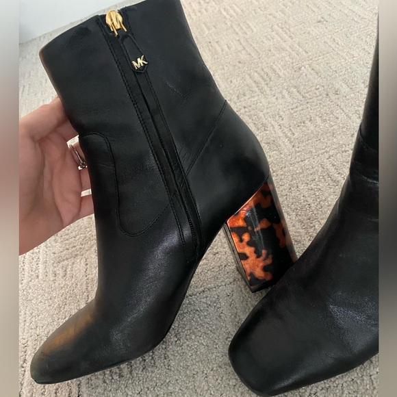 MICHAEL KORS LEATHER ANKLE BOOTS - Picture 2 of 7